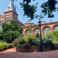 Photo taken at Smithsonian Castle Visitor History by 💗Dany G. on 7/28/2021