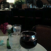 Photo prise au Pasta Tree Restaurant &amp;amp; Wine Bar par Jennifer C. le9/27/2012