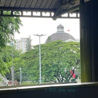 Photo taken at Ruang tunggu terbuka Jalur 1 &amp;amp; 2 Stasium Gambir Jakarta by Cindy Y. on 12/14/2022