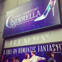 Foto tomada en Cinderella on Broadway  por AnnMarie C. el 5/11/2013