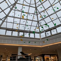Foto diambil di Woluwe Shopping Center oleh Geoffrey B. pada 3/10/2020