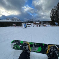 Foto scattata a Lake Louise Ski Area &amp;amp; Mountain Resort da Abdulmjeed il 12/17/2023