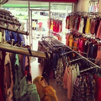 รูปภาพถ่ายที่ ขายส่งเสื้อผ้าแฟชั่น ร้านยูคิ้วท์ สาขาหน้ามหาวิทยาลัยพะเยา โดย Chompu M. เมื่อ 5/13/2013