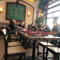 Photo taken at Manhattan Pizzeria by MA M. on 11/25/2018