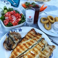 Foto scattata a Assos Yıldız Balık Restaurant da FND シ il 9/23/2019
