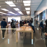 Photo taken at Apple Yorkdale by Syed Ali S. on 10/2/2021