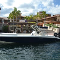 Das Foto wurde bei Robinson Speed Boat Charters &amp;amp; Cruise Excursions Sint Maarten von Mike P. am 4/23/2013 aufgenommen