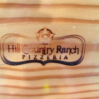 Foto tomada en Hill Country Ranch Pizzeria  por Mary-Ellen W. el 7/24/2013