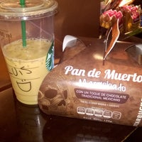 Photo taken at Starbucks by Luis Cristóbal R. on 10/7/2016