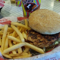 รูปภาพถ่ายที่ Burger Baron โดย Judy S. เมื่อ 9/1/2013