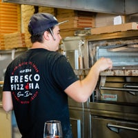 รูปภาพถ่ายที่ Fresco Pizza and Grill โดย Fresco Pizzeria เมื่อ 10/11/2018