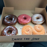 11/30/2020 tarihinde Brad M.ziyaretçi tarafından Glazed Gourmet Doughnuts'de çekilen fotoğraf
