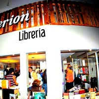 Das Foto wurde bei Hyperión Librería von Hyperión Librería am 2/19/2014 aufgenommen