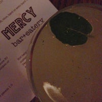 รูปภาพถ่ายที่ Mercy bar + eatery โดย Kenneth Meow เมื่อ 7/5/2013