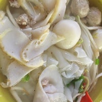 Photo taken at Soon Lee Fishball Noodle by Wenxi on 10/25/2014