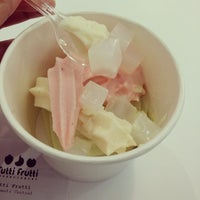 Photo taken at Tutti Frutti Frozen Yogurt by Wenxi on 12/30/2013