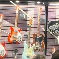 Foto diambil di Songbirds Guitar Museum oleh Tashia R. pada 2/16/2020