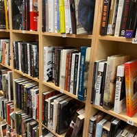 Photo prise au McKay Used Books, CDs, Movies &amp; More par Tashia R. le9/7/2020