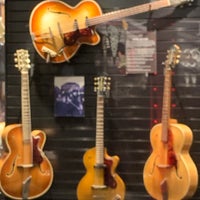 Foto tomada en Songbirds Guitar Museum  por Tashia R. el 2/16/2020