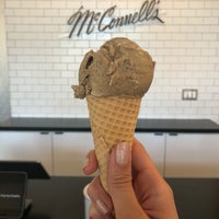 รูปภาพถ่ายที่ McConnell&amp;#39;s Fine Ice Creams โดย Karen T. เมื่อ 7/13/2018