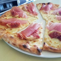 Foto diambil di pizzALquadro oleh pizzALquadro pada 10/2/2018