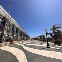 รูปภาพถ่ายที่ Long Beach Convention &amp;amp; Entertainment Center โดย Jiaxin L. เมื่อ 8/6/2023