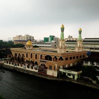 Photo taken at กุโบร์ มัสยิดริดวานุ้ลอิสลาม by Gift K. on 12/9/2012