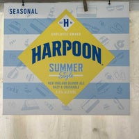 Foto scattata a Harpoon Brewery &amp;amp; Riverbend Taps da Jay W. il 7/24/2022
