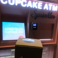 Das Foto wurde bei Sprinkles Cupcakes von Wedad 🇺🇸 .. am 2/27/2020 aufgenommen