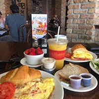 Photo taken at la Madeleine French Bakery &amp;amp; Café Town &amp;amp; Country by Wedad 🇺🇸 .. on 7/13/2019