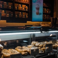 Photo taken at Starbucks (ستاربكس) by 𝕄🤍🎠 on 6/21/2022