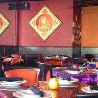 Foto tomada en Saffron Indian Cuisine &amp;amp; Bar  por Lorelei F. el 5/5/2013