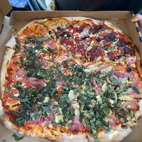 Foto tirada no(a) Burattino Brick Oven Pizza por Jenn A. em 10/2/2021