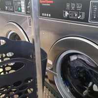 Foto tirada no(a) Big Coin Laundry por Knick B. em 12/28/2014