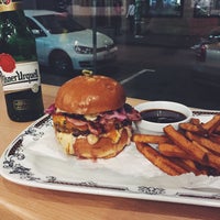 Foto tirada no(a) Burger Inn por Silva T. em 11/26/2015