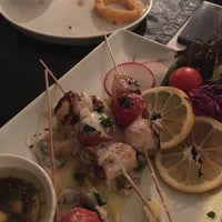 รูปภาพถ่ายที่ Tenes Bozcaada Balık Restoranı โดย Ahu A. เมื่อ 12/18/2015
