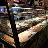 Foto scattata a Champion Pizza da Tyler J. il 10/9/2019