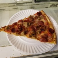 10/9/2019 tarihinde Tyler J.ziyaretçi tarafından Champion Pizza'de çekilen fotoğraf