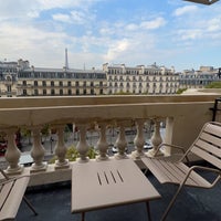 Photo taken at Fraser Suites Le Claridge Champs-Élysées by 3mr B. on 9/14/2023