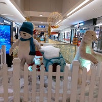 รูปภาพถ่ายที่ Skopje City Mall โดย Shqiponja เมื่อ 12/22/2021