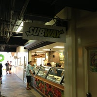 Das Foto wurde bei Waikiki Shore Subway von Kihei M. am 5/16/2013 aufgenommen