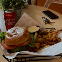 รูปภาพถ่ายที่ Burgers n&amp;#39; Fries Forever โดย Yazeed เมื่อ 6/18/2019