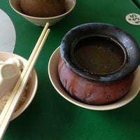 Photo taken at Yi Ping Tung Charcoal Claypot Soup by Issac G. on 6/13/2013