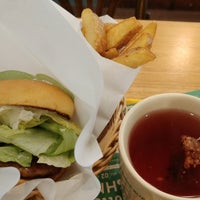 Photo taken at Freshness Burger by さば on 7/19/2019