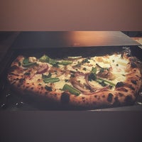 Das Foto wurde bei 18|89 Fast Fine Pizza von N am 8/25/2019 aufgenommen