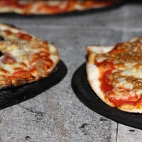 6/7/2014 tarihinde Pizzeria Ariesziyaretçi tarafından Pizzeria Aries'de çekilen fotoğraf