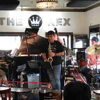 Foto diambil di The Rex Hotel Jazz &amp;amp; Blues Bar oleh Vince V. pada 7/10/2022