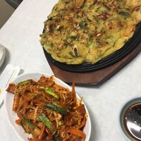 Снимок сделан в Ssyal Korean Restaurant and Ginseng House пользователем Kelsi J. 10/5/2018