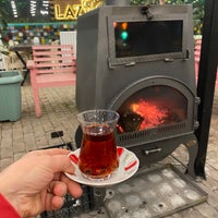 Das Foto wurde bei Lazvegaz Restaurant von ♑️ BETÜL SAĞLAM ♏️ am 3/20/2022 aufgenommen