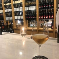 Foto tirada no(a) Milos Wine Bar por Tatiana em 7/24/2021
